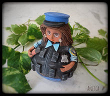 "Doña Rita", Agente de la Policía