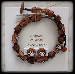 Collar y pantallas con diseño de huellitas de perro.