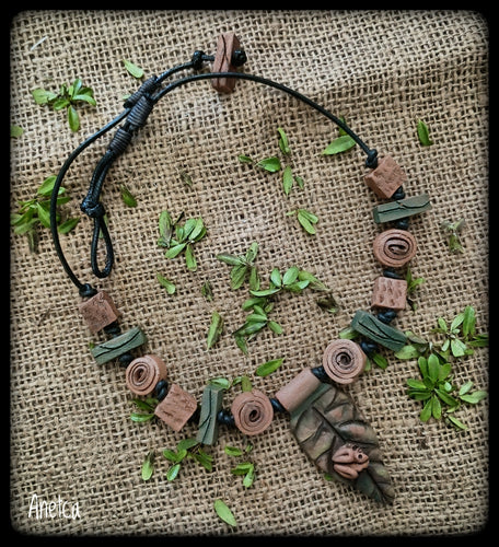 Collar con Coquí en hoja (#106)
